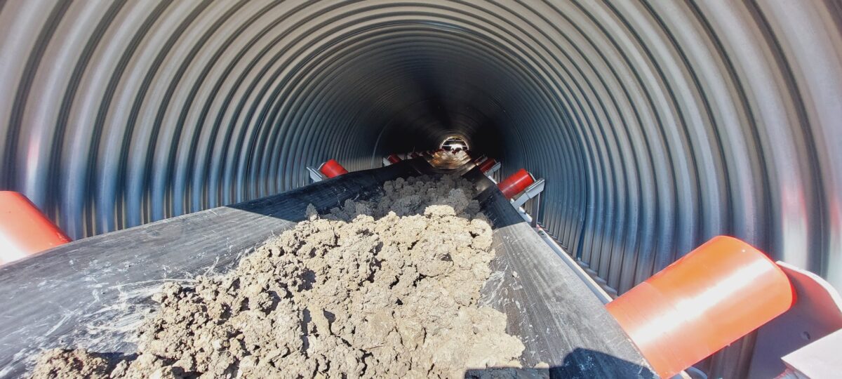 Das neue System, bei dem der Aushub beim Tunnelbau qualitativ sortiert wird, wurde unter anderem auf einem 50 m langen Förderband bei der Herrenknecht AG in Schwanau erprobt. Foto: Herrenknecht AG