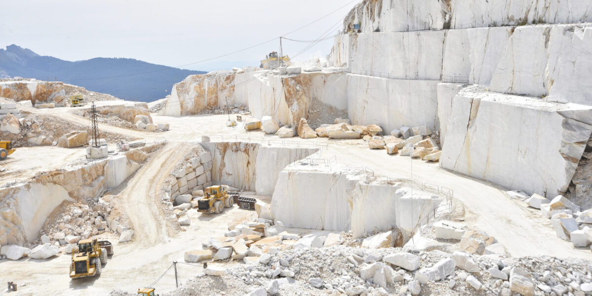 Blick in einen Marmorsteinbruch bei Carrara.