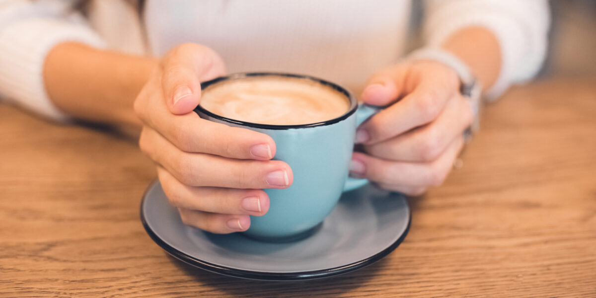 Frau trinkt Kaffee