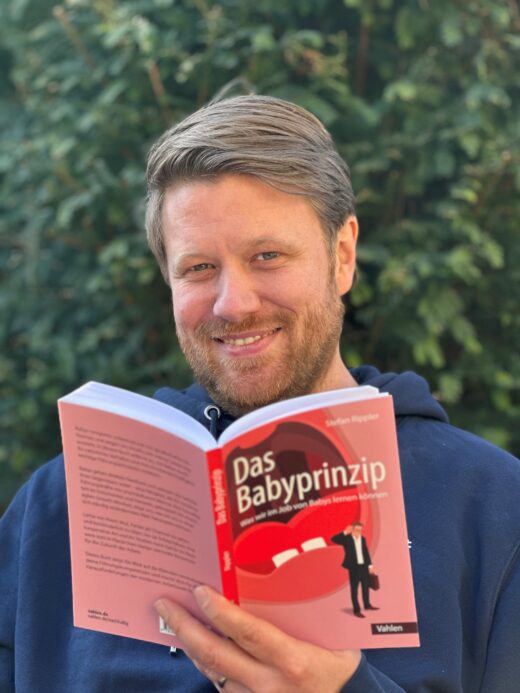 Ein Tagebuch voller Vater-Kind-Situationen, das den Autor Stefan Rippler zu Management-Learnings inspirierte – der Ursprung des „Baby-Prinzips“. Foto: Persona Institut GmbH / Nora Sachs