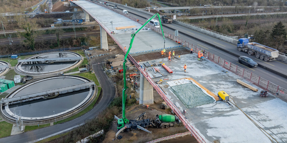 Wenige Monate vor der geplanten Übergabe ist die Fahrbahnplatte fertig betoniert, die Ortbetonarbeiten sind abgeschlossen. Foto:  Porr