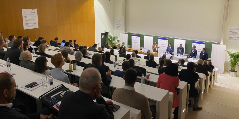 Podiumsdiskussion der Referenten beim Präsenzteil des 28. Stuttgarter Kunststoffkolloquiums. Foto: Universität Stuttgart / Institut für Kunststofftechnik