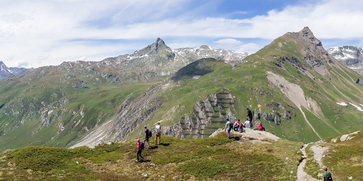 Panoramablick über die Gebirgskette der Schweizer Alpen: Natürlicher Wasserstoff, auch weißer Wasserstoff genannt, lässt sich am besten in Gebirgsregionen finden, hat ein internationales Forschungsteam herausgefunden. Ein gute Nachricht für den Klimaschutz. Foto: Frank Zwaan/GFZ