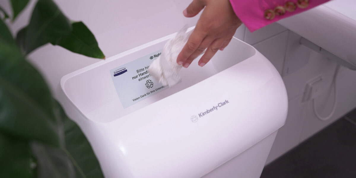 Hier beginnt der Kreislauf der Papierhandtücher: Sie werden für den RightCycle-Service von Kimberley Clark als separate Müllfraktion in Toiletten und Büros gesammelt. Foto: Kimberly-Clark Professional