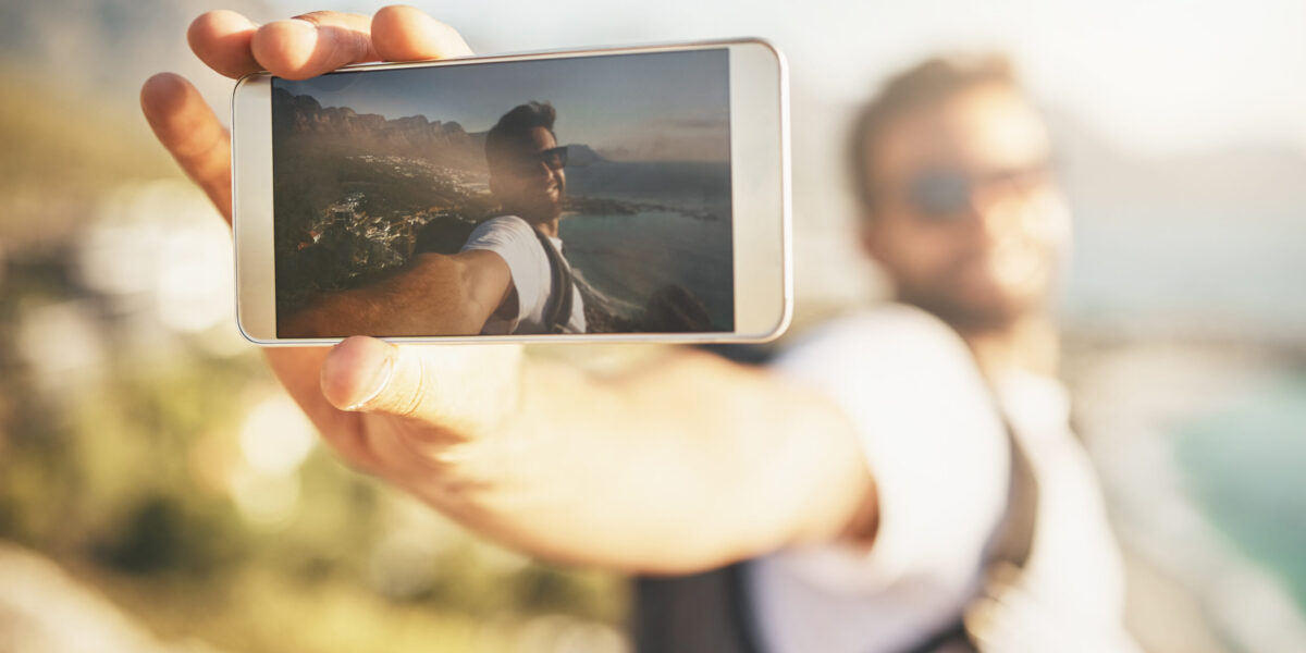 Ein junger Mann macht ein Selfie.