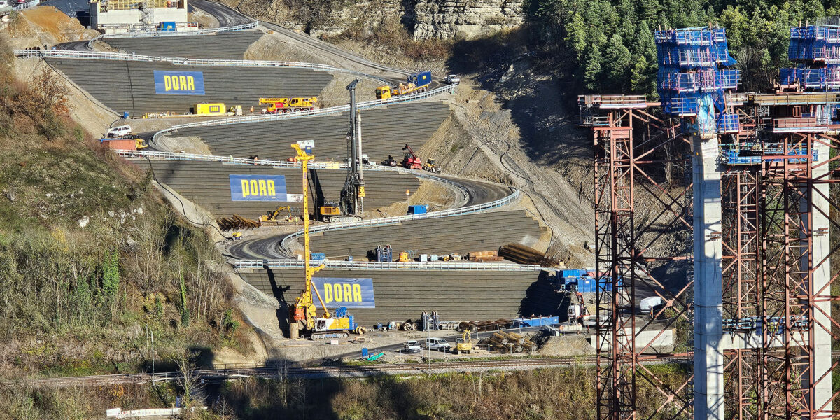 Am Rauschbart wurden für die Errichtung der Arbeitsebene für das nördliche Widerlager sowie die Herstellung von insgesamt sieben Plattformen und einer serpentinenartig angelegten Baustraße rund 100.000 Kubikmeter Erdmaterial eingebracht. Foto: Porr