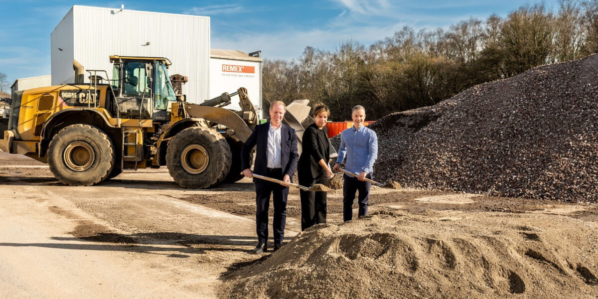 Gemeinsamer Spatenstich bei Remex in Recklinghausen (v.l.n.r):  Remex-Geschäftsführer Michael Stoll, NRW-Ministerin für Wirtschaft, Industrie, Klimaschutz und Energie Mona Neubaur und Remex-Betriebsstättenleiter Stephan Lücke. Foto: Remex GmbH
