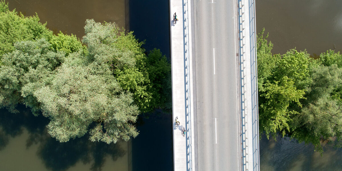 Die Xaver-Hafner-Brücke bei Straubing verfügt nun dank der Verbreiterung einseitig über einen neuen, kombinierten Geh- und Radweg. Foto: Herbert Stolz 