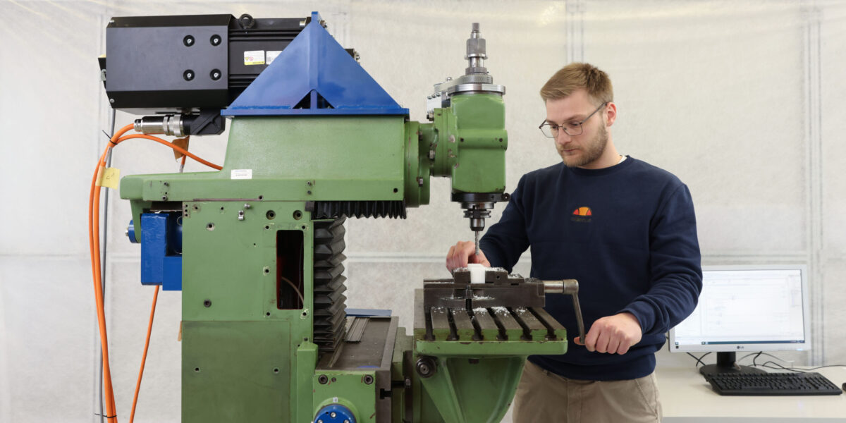 Andreas Wagner von der RPTU Kaiserslautern-Landau an der alten, jetzt modernisierten Fräsmaschine. Er liebäugelt schon länger mit der Idee des Retrofittings. Foto: www.alexandersell.de