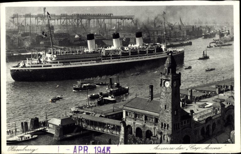 Ausreise der Cap Arcona aus dem Hamburger Hafen