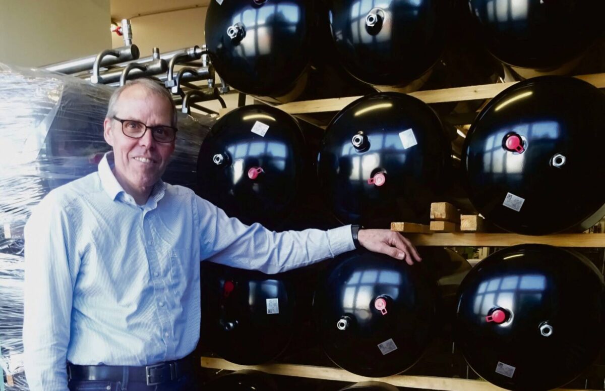 Firmengründer Frank Becker, Firmengründer von Becker M&E, vor einem Stapel mit Modulen für den Sandwärmespeicher.
Foto: Matilda Jordanova-Duda