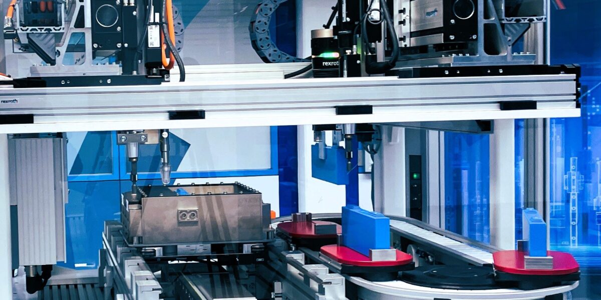 Wie sich komplexe Wertströme und durchgängige Materialflusslösungen mit höchster Dynamik realisieren lassen, zeigt Bosch Rexroth auf der Hannover Messe. Foto: Bosch Rexroth AG