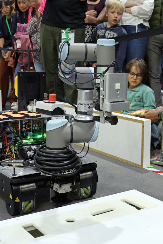 Die amtierenden Weltmeister der Robocup@Work-Liga sind nun auch deutsche Meister: Das THWS-Team „SWOT“ dominierte die German Open und bereitet sich nun darauf vor, den Weltmeistertitel zu verteidigen. Foto: Eva Kaupp / THWS