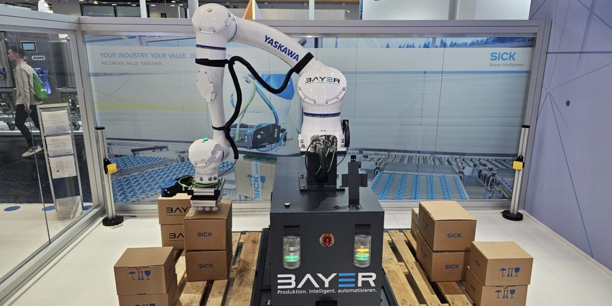 Die Kamera ist am Greifer kaum zu erkennen. Die darin integrierte KI identifiziert Pakete unterschiedlicher Größe und steuert darüber den Roboter. Das System namens Palloc bekam dafür den VDI Innovationspreis Logistik 2025. Foto: Martin Ciupek