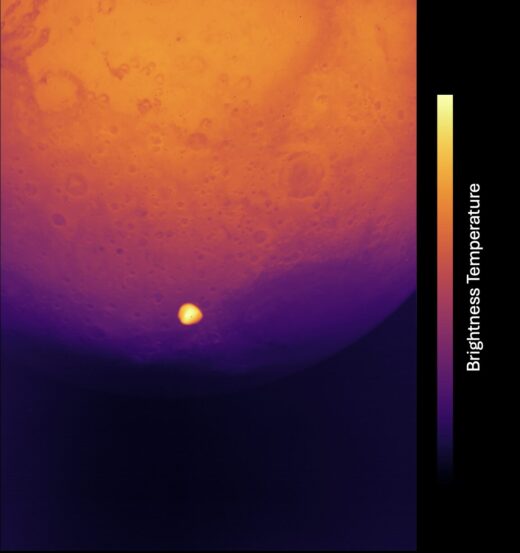 Auf dieser Aufnahme des Thermal Infrared Imagers (TIRI), die während des Vorbeiflugs der Hera-Mission am Mars am 12. März 2025 entstand, strahlt der Marsmond Deimos deutlich heller als der darunter liegende „Rote Planet“. Im sichtbaren Licht hingegen zeigt sich ein umgekehrtes Bild: Deimos reflektiert erheblich weniger als die Marsoberfläche