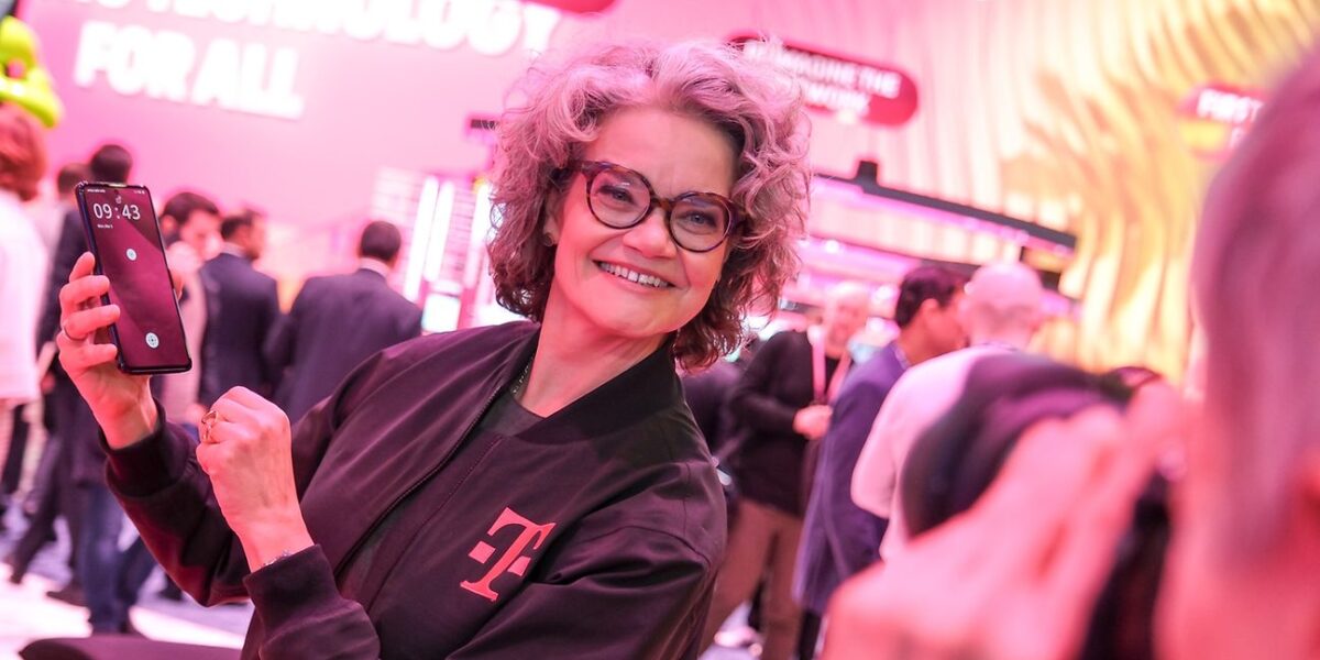 Claudia Nemat, Vorstand Technologie und Innovation, präsentierte auf dem Mobile World Congress (MWC) das KI-Phone mit dem digitalen Assistenten von Perplexity.