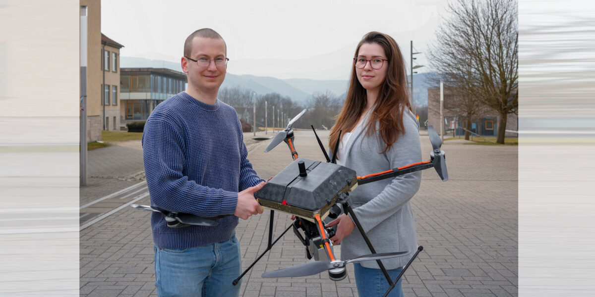 Ein Forschungsteam um Viktar und Aleksandra Beliautsou hat eine Drohne entwickelt, die Fahrzeuge sicher durch unwegsames Gelände lotst